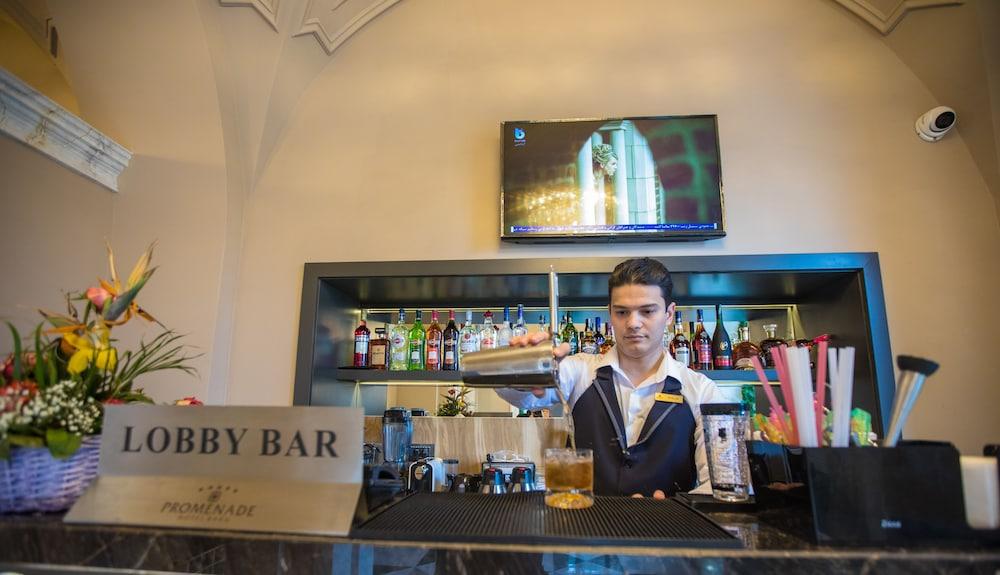 Promenade Hotel Баку Екстер'єр фото A bartender at work