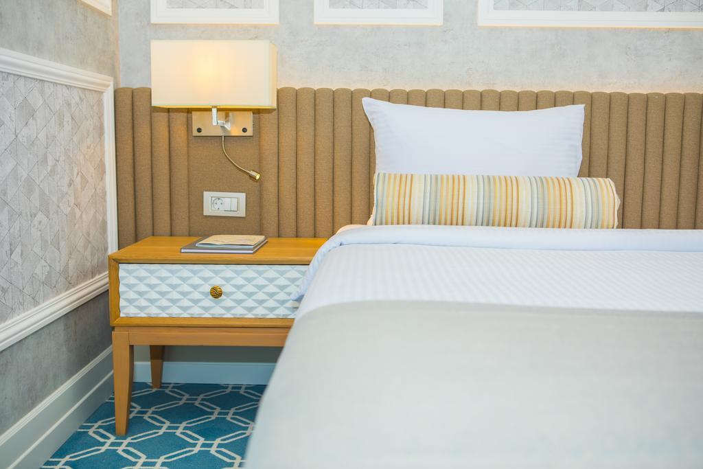 Promenade Hotel Баку Екстер'єр фото A bedside table