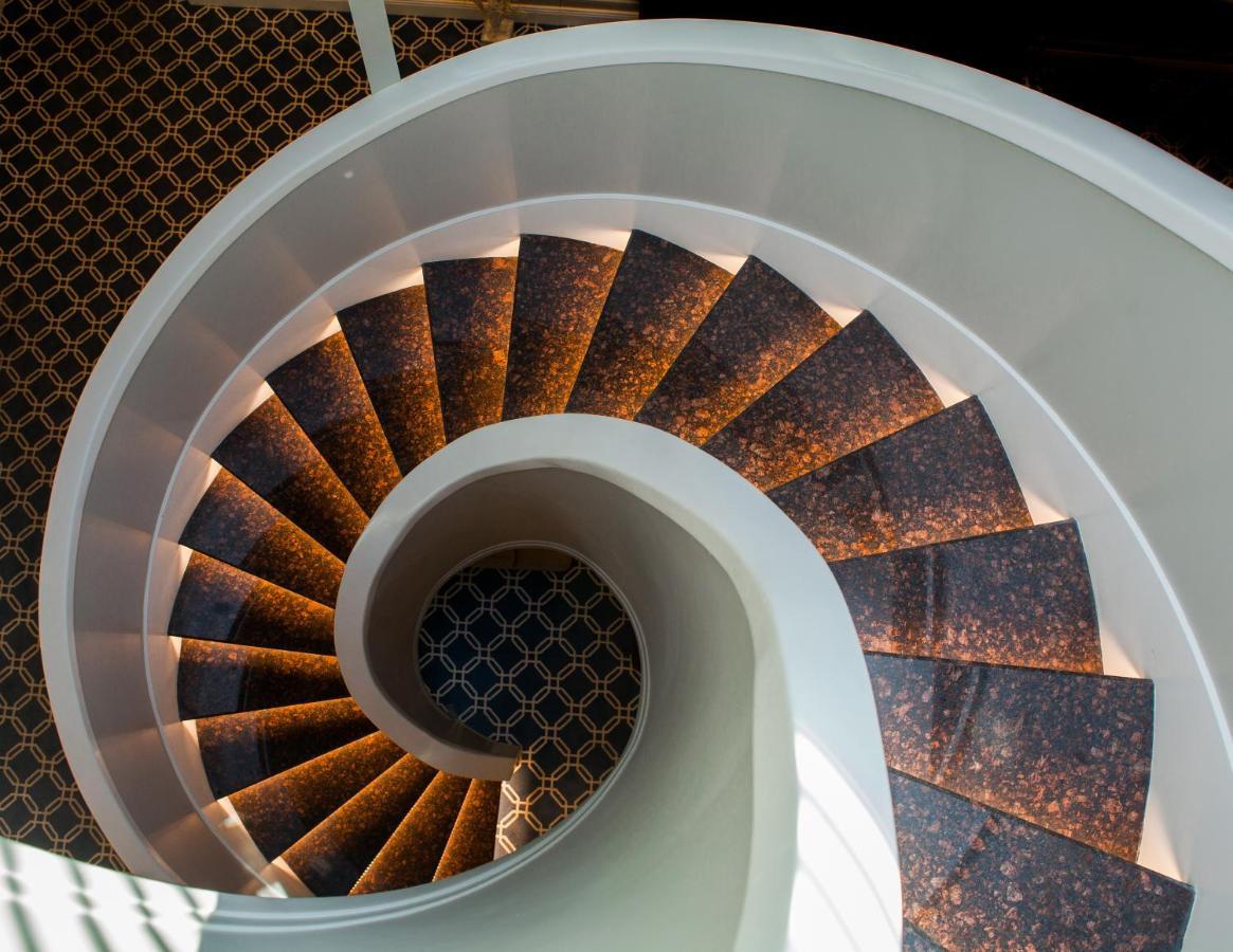 Promenade Hotel Баку Екстер'єр фото Spiral staircase