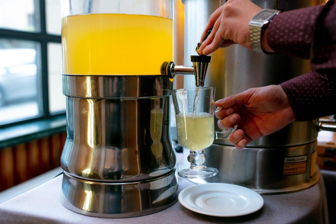 Promenade Hotel Баку Екстер'єр фото A glass of ginger ale being poured