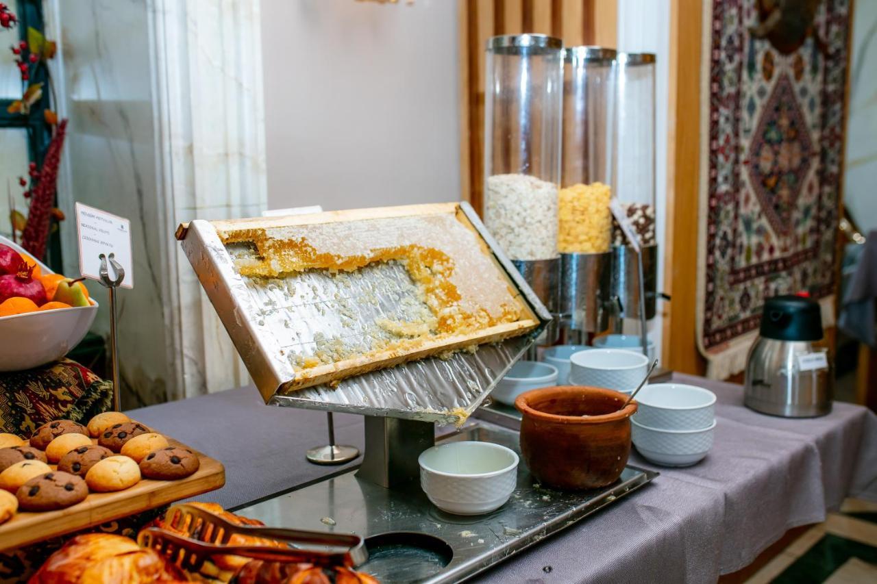 Promenade Hotel Баку Екстер'єр фото A honey dispenser