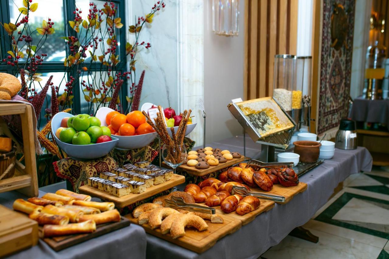 Promenade Hotel Баку Екстер'єр фото A buffet at a hotel