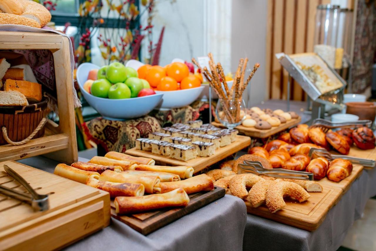 Promenade Hotel Баку Екстер'єр фото A buffet