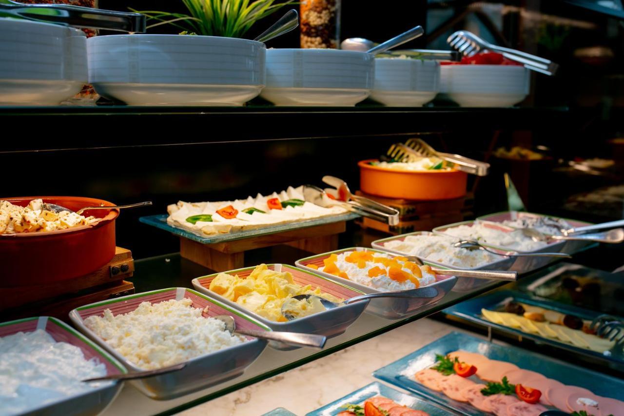 Promenade Hotel Баку Екстер'єр фото A buffet at a restaurant