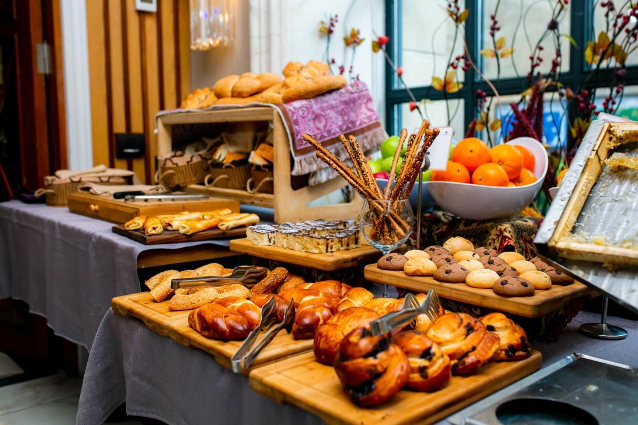 Promenade Hotel Баку Екстер'єр фото A buffet table with a selection of bread and pastries
