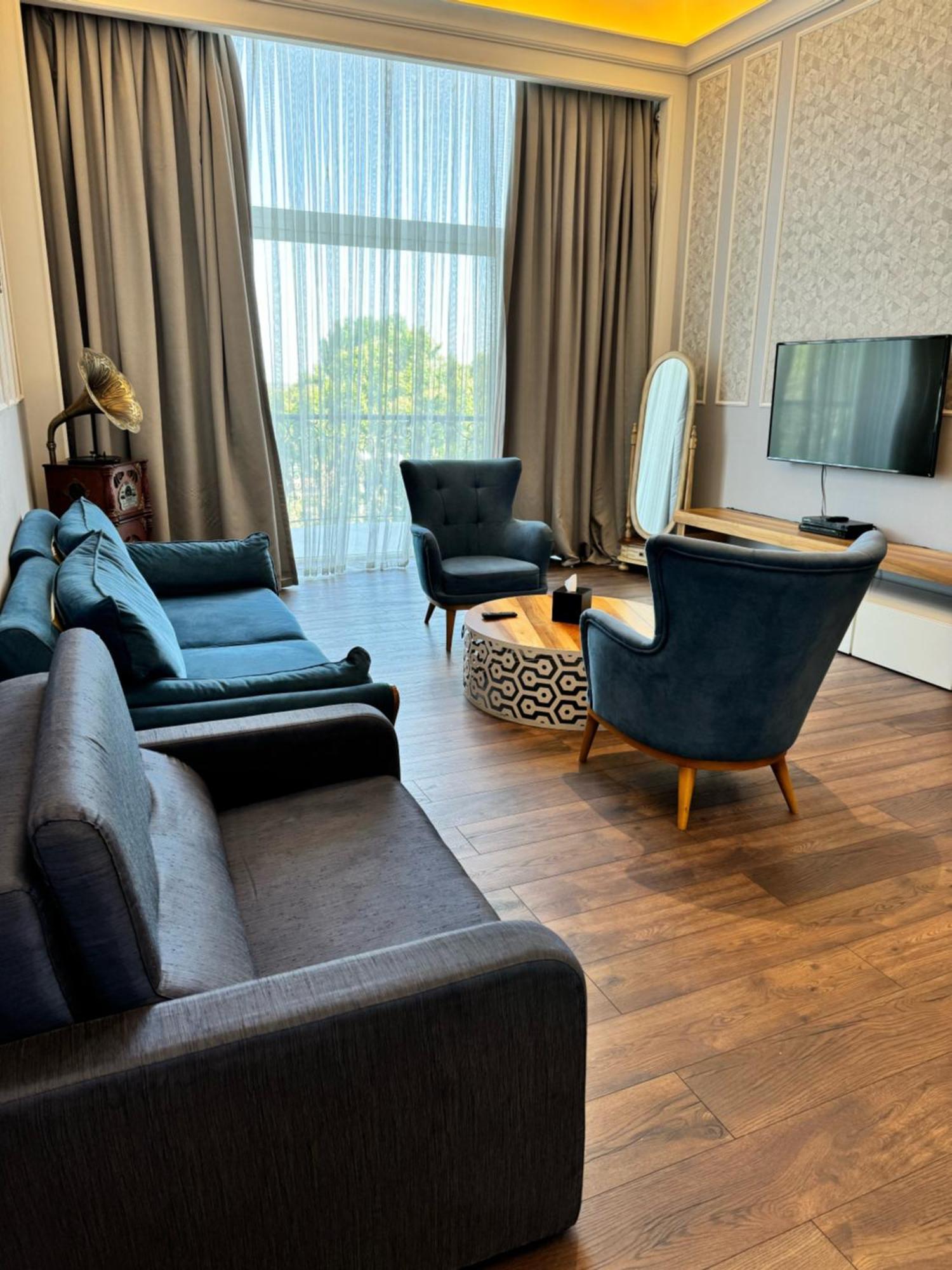 Promenade Hotel Баку Екстер'єр фото A living room in a modern apartment