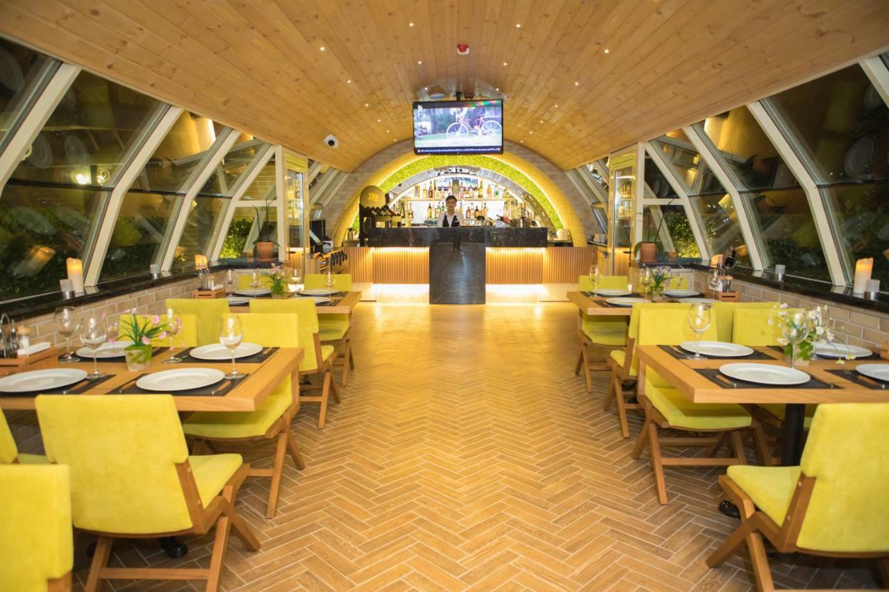 Promenade Hotel Баку Екстер'єр фото The interior of the restaurant
